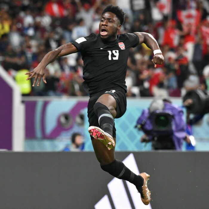 Alphonso Davies celebra su tanto ante Croacia.